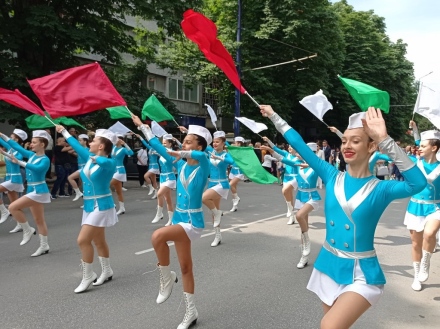 И родители се включиха в празничното шествие за 24 май в Пазарджик (Фотогалерия)